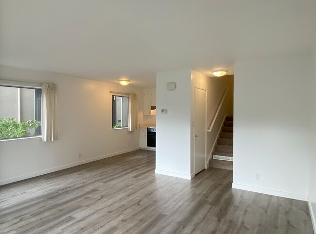 Building Photo - HUGE Stunning Remodeled 1BR/1BA Flat! Parking! -PROGRESSIVE