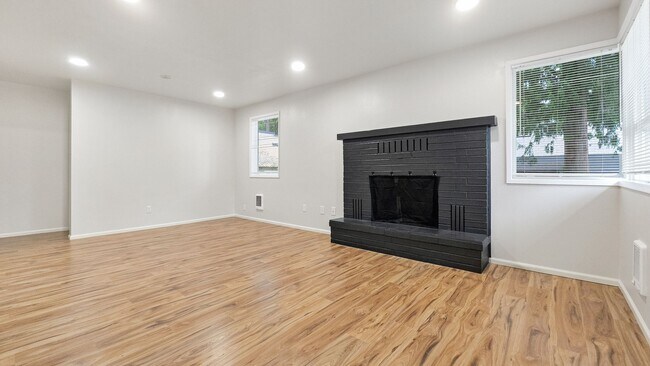 Building Photo - Updated 2-Bed Home Near Parks, Transit, and Light Rail