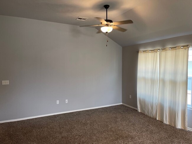 Building Photo - Mustang Schools! 3 bed 2 bath in Yukon! Built in 2020, Beautiful finishes and fenced backyard.