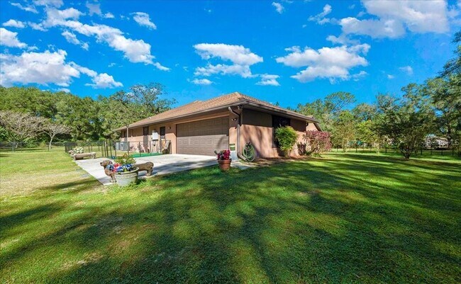 Building Photo - 3135 NE 49th St