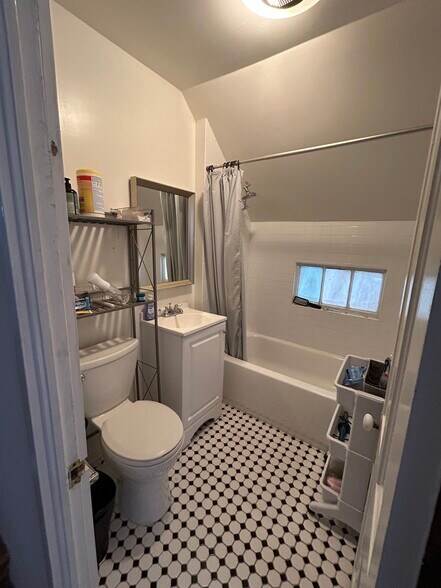 Building Photo - 1906 Orrington Ave