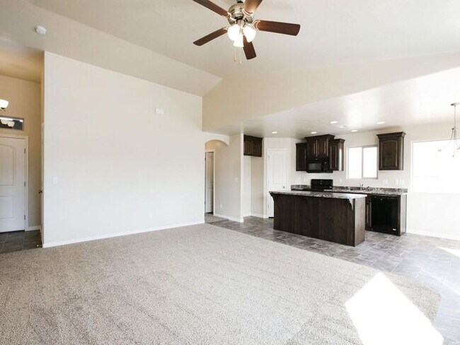 Building Photo - Beautiful 3 Bedroom, 2 bathroom Home in Hu...