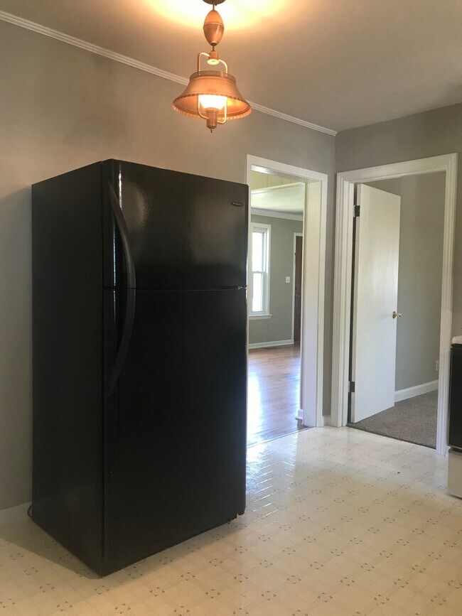 Building Photo - 3 Bedroom Pet Friendly Home For Rent!