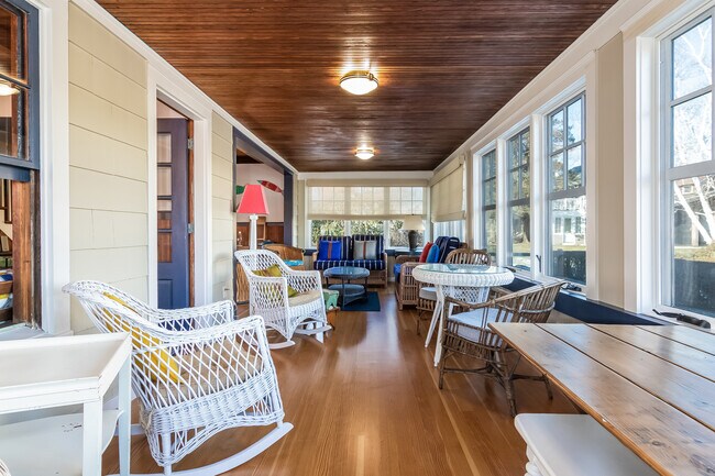 Building Photo - 121 Overshore Dr W