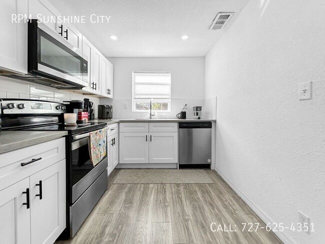 Building Photo - 908 E Cayuga St