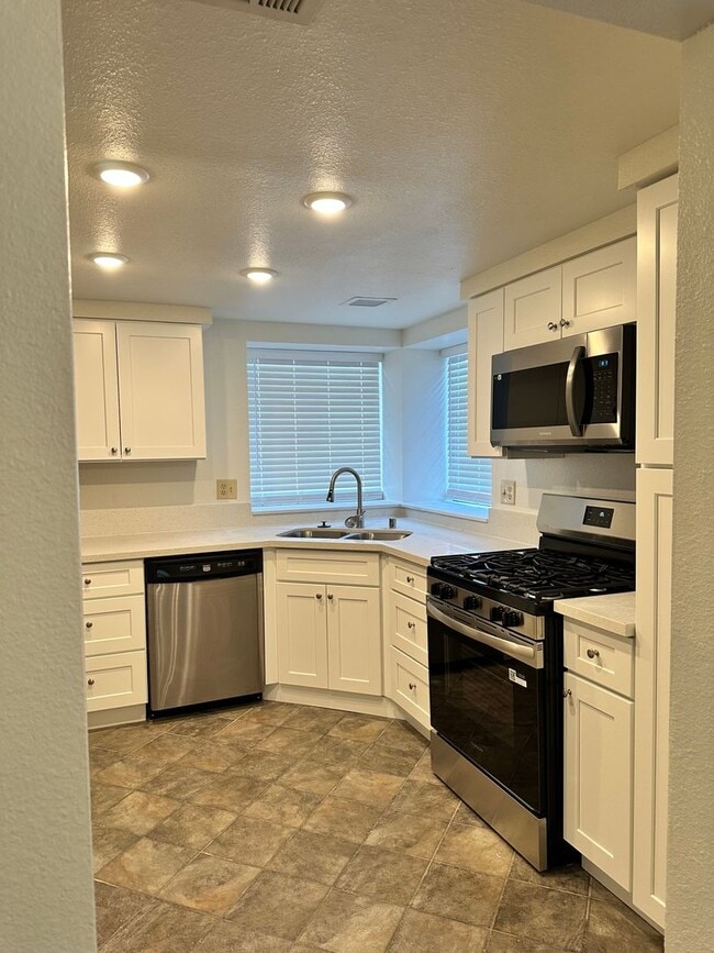 Building Photo - Gorgeous 2 bed/2Ba Home