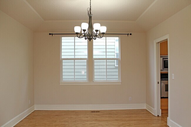 Building Photo - Spacious 4 BDR Legend & Renaissance Constr...