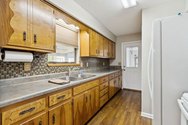 Building Photo - Peaceful Country Living Close to Everything