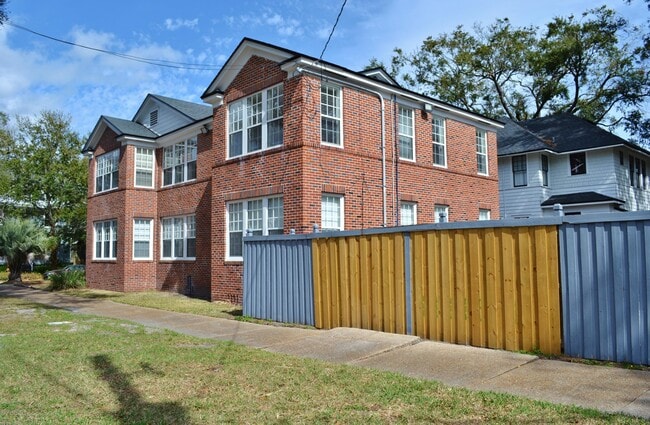 Building Photo - 2264 Myra St