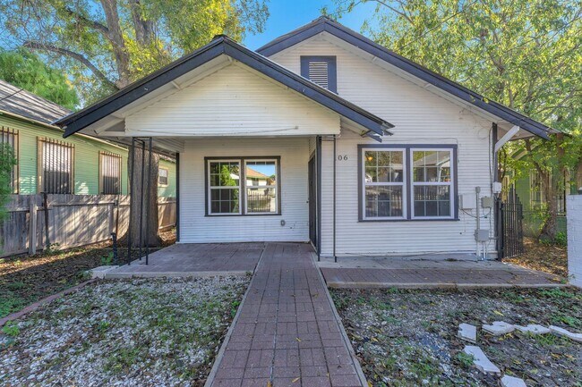 Building Photo - All Units Are Available With Brandnew Full Appliance Package