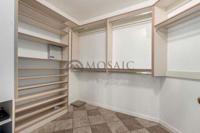 Building Photo - 2738 E Silverwood Dr