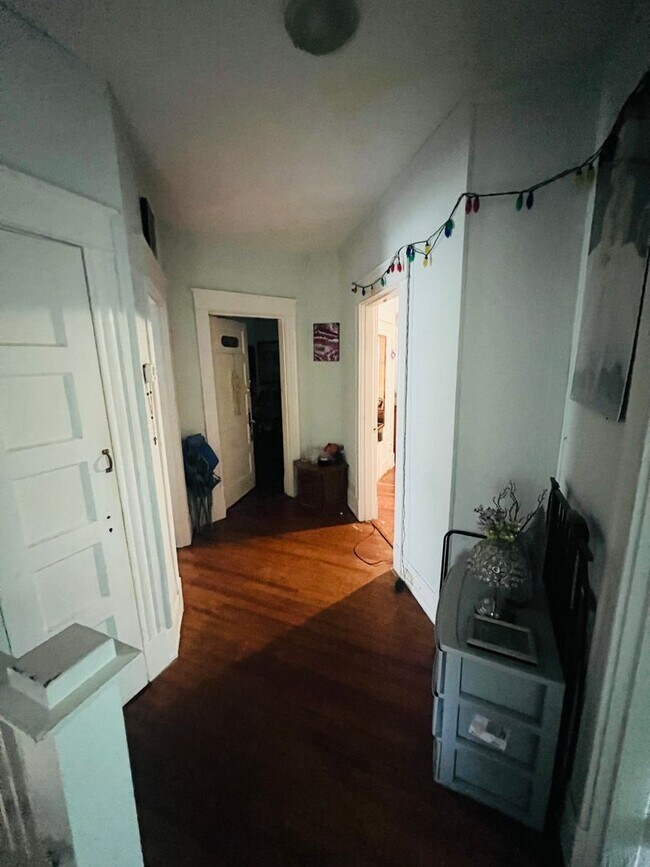 Building Photo - Charming 3bdrm/1.5bth Home Conveniently Lo...