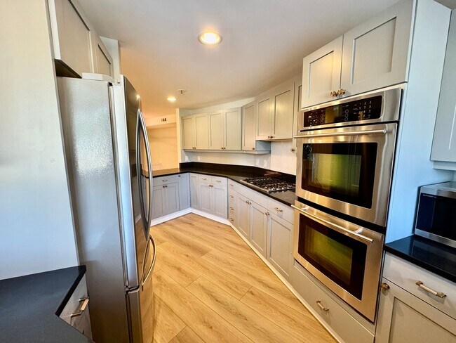 Building Photo - 9039 NE Juanita Dr