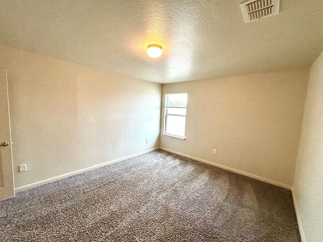 Building Photo - *MOVE IN SPECIAL* Comfort & Convenience – 2-Story Home with Fenced Backyard!