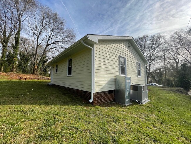 Building Photo - Super Cute 2 bedroom / 1 bathroom home nea...