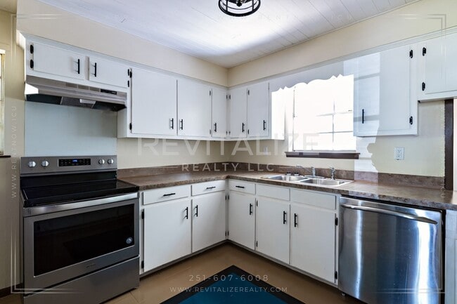 Building Photo - Beautiful Renovated 3 Bedroom/1 Bathroom H...