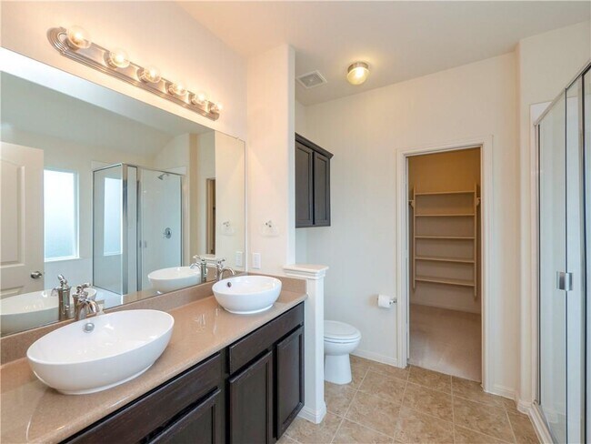 Building Photo - 2209 Nestlewood Dr