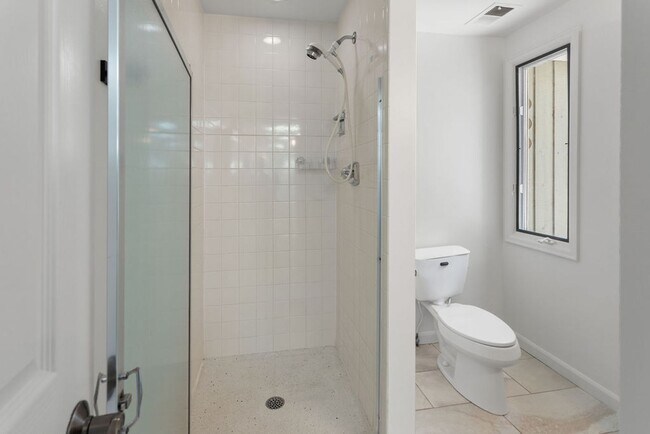 Building Photo - 4 Bedroom, 2.5 Bathroom in Lakeside Terrac...