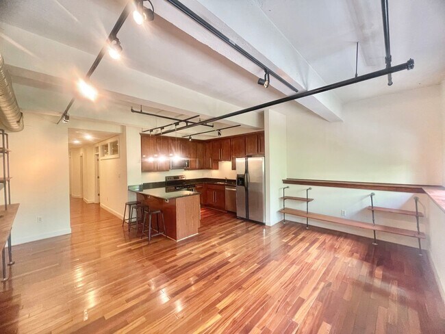 Building Photo - Stunning Downtown Apartment with Parking Garage Access Deducted from monthly Rent!