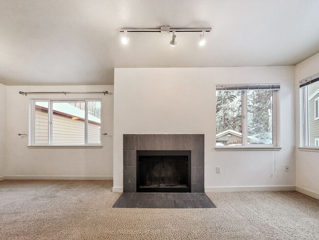 Building Photo - Modern Top-Floor 2BR/2BA Near Downtown Iss...