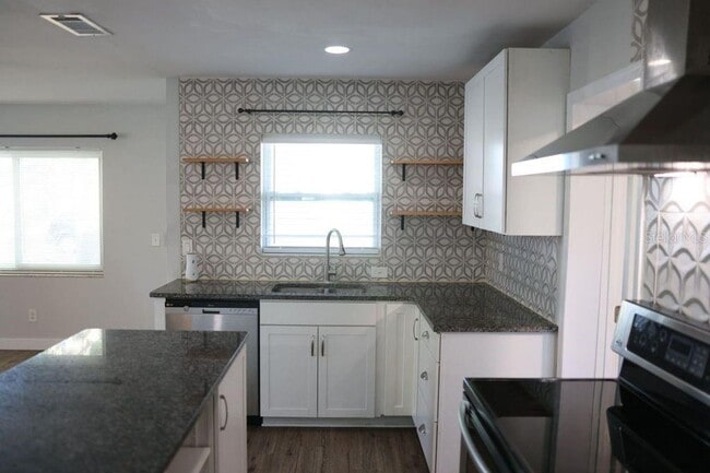 Building Photo - 6415 S Englewood Ave