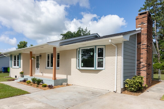 Primary Photo - 208 Forestview Dr