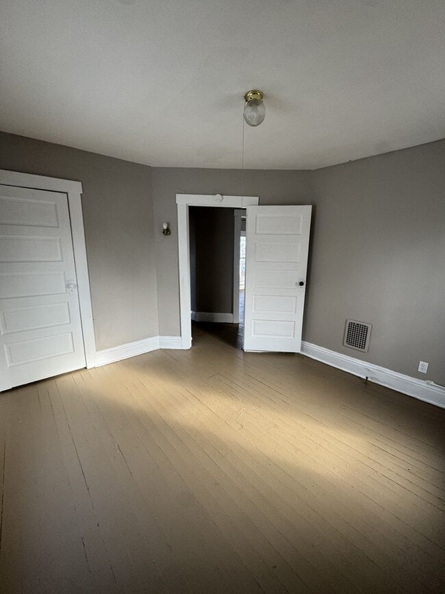 Building Photo - Welcome to this charming 3-bedroom, 2-bathroom home located in the heart of Springfield, OH+