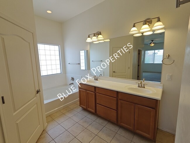 Building Photo - 324 N Oak Tree Canyon Loop