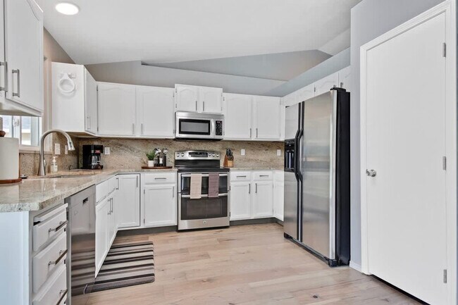 Building Photo - 925 N Stonehenge Way