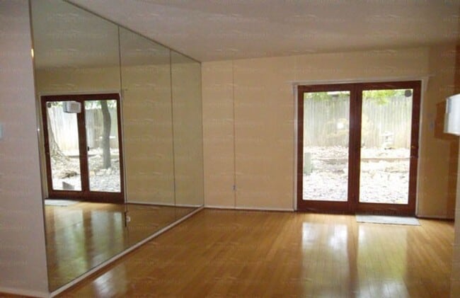 Building Photo - 104 W Lavender Ln