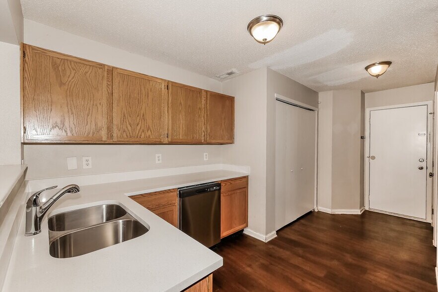 Building Photo - 441 Overland Dr