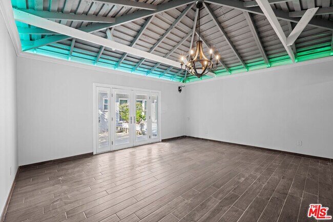 Building Photo - 2036 Hillsboro Ave