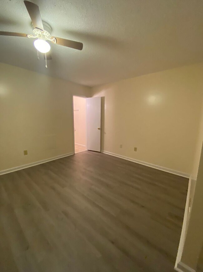 Building Photo - 185/187 Shoemaker Ct