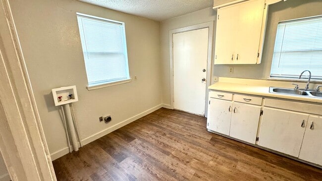 Building Photo - Savanna- Adorable two bedroom, one bath home.