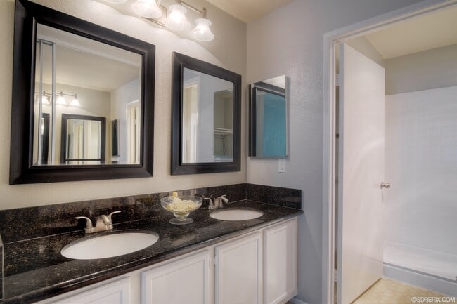 Building Photo - Upper level 2BR/2BA Condo for rent in Mira Mesa!