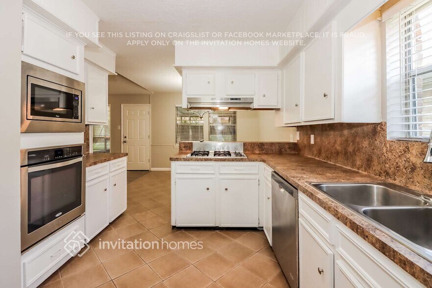 Building Photo - 3002 Mission Valley Dr