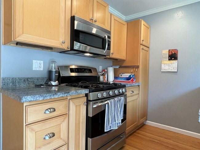 Building Photo - Gorgeous three bedroom two bathroom home with large backyard for rent!