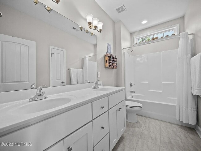 Building Photo - 102 Captains Pointe