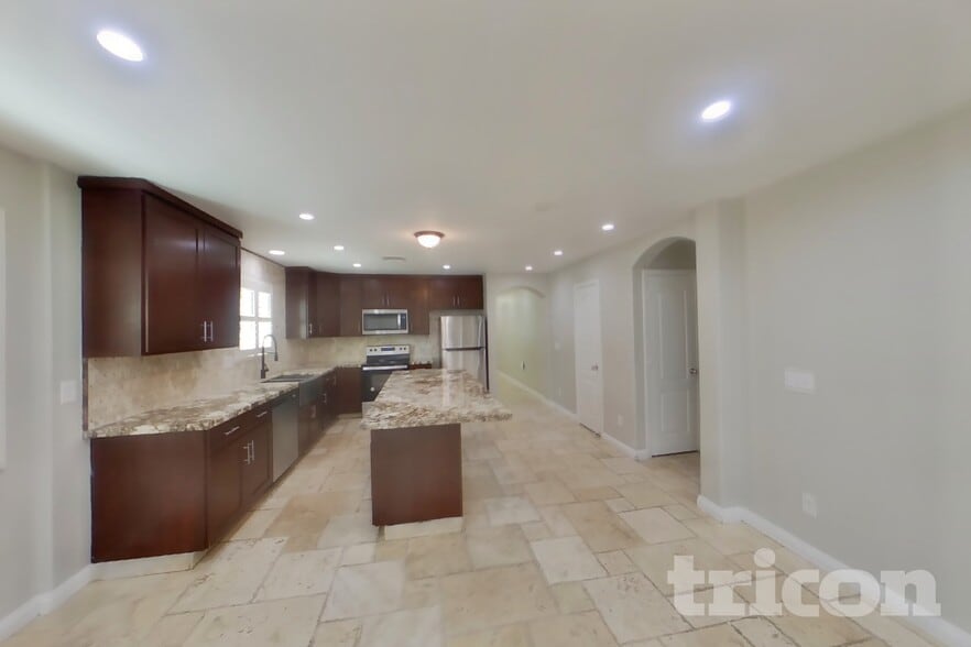 Building Photo - 7115 N 72nd Dr
