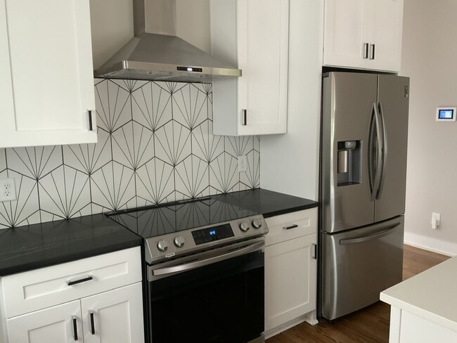 Building Photo - charming 3 bedroom, 3 bathroom home locate...