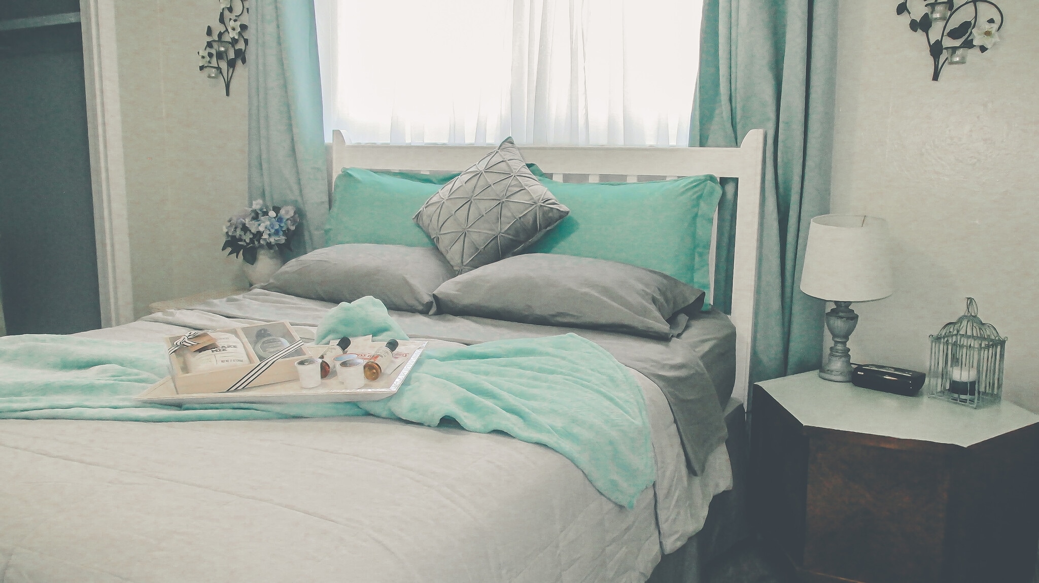 Queen sized bed - 8301 Comanche Ct NE