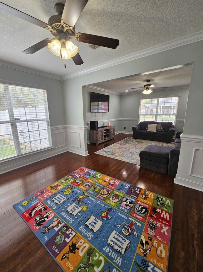 Building Photo - Spacious 5-Bedroom, 3-Bathroom Home for Re...