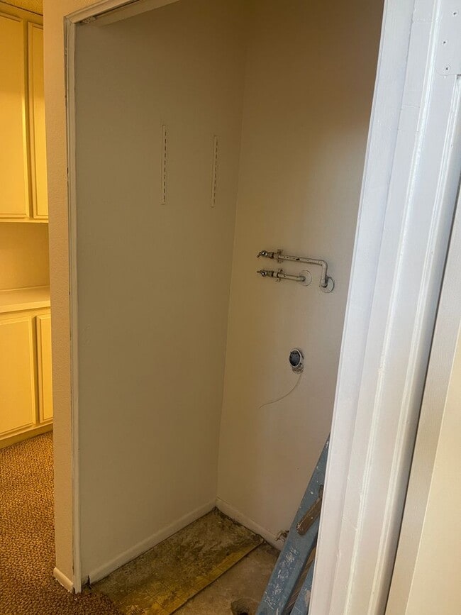 Building Photo - Phillips Ranch 2 Bedroom Condo