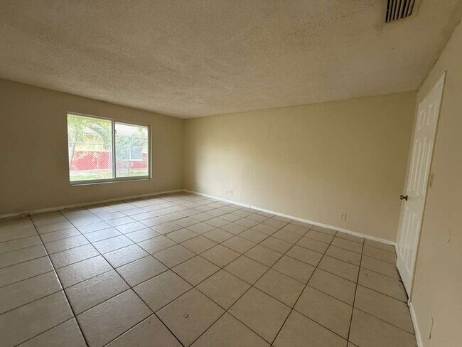 Building Photo - 1104 NW 8th Ave