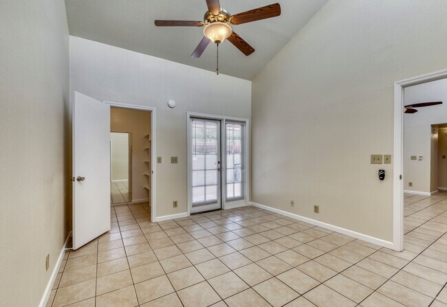 Building Photo - Wonderful 3 bedroom close minutes to ASU!!...