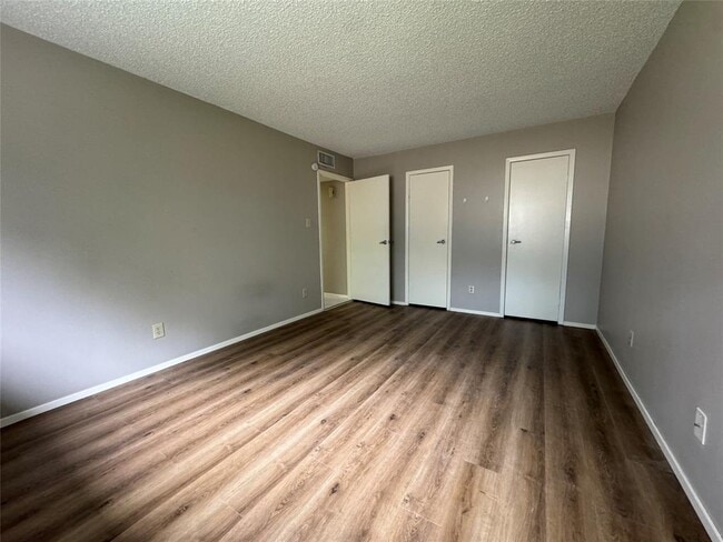 Building Photo - 7128 N Holiday Dr