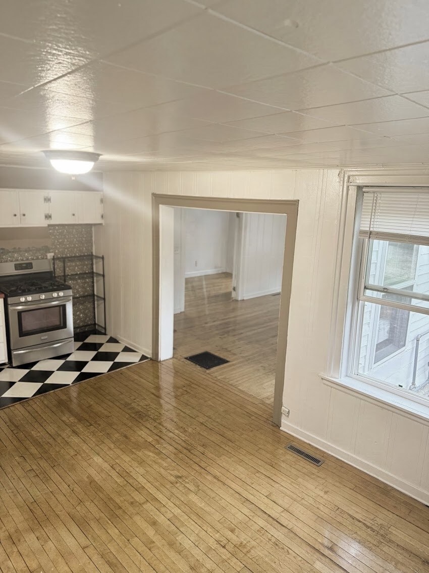 Building Photo - 414 2nd St W