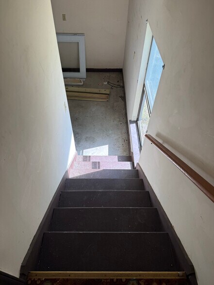 Primary Photo - 205 South End Rd