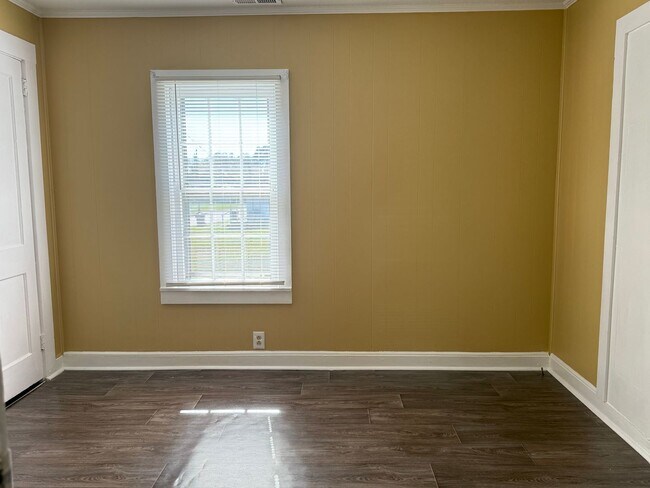 Building Photo - AMAZING LOCATION, Ranch Home Downtown Smit...
