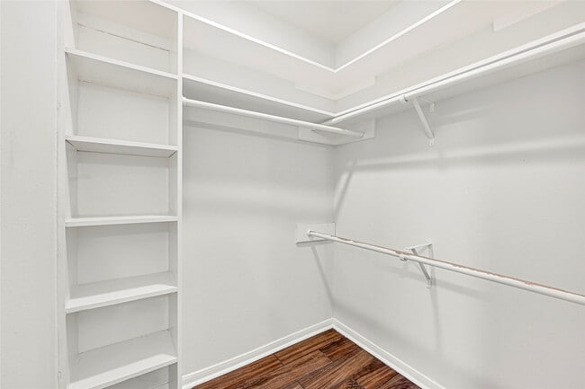 Building Photo - 2803 Camelot Ln